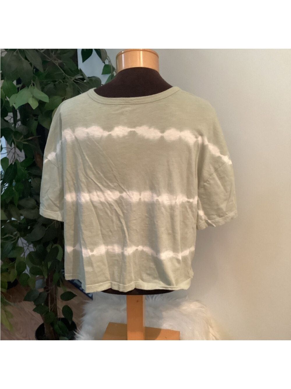 SO cropped short sleeve tee Woman’s Juniors XXL green & white tie dye - Picture 3 of 10